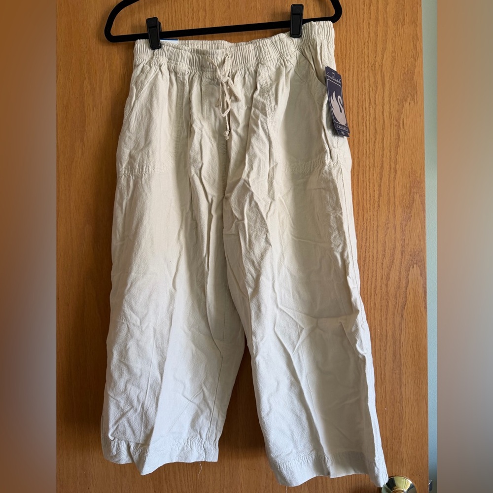 Gloria Vanderbilt Capris. Casual in Cream NWT